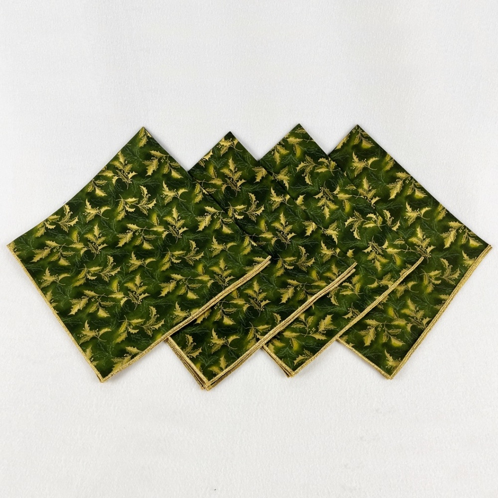 Holly Print Dinner Napkins – 4 Pieces